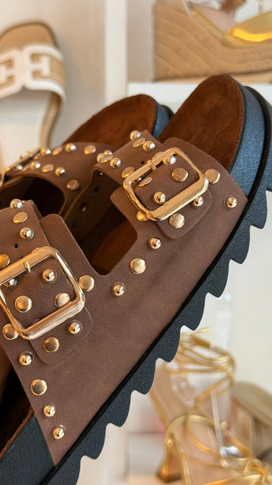 SANDALIAS CAFÉ DE GAMUZA CON ESTOPEROLES