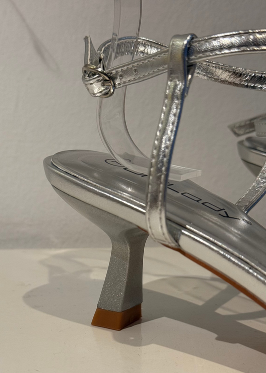 KITTEN PUMP HEELS PLATA CON CORREA