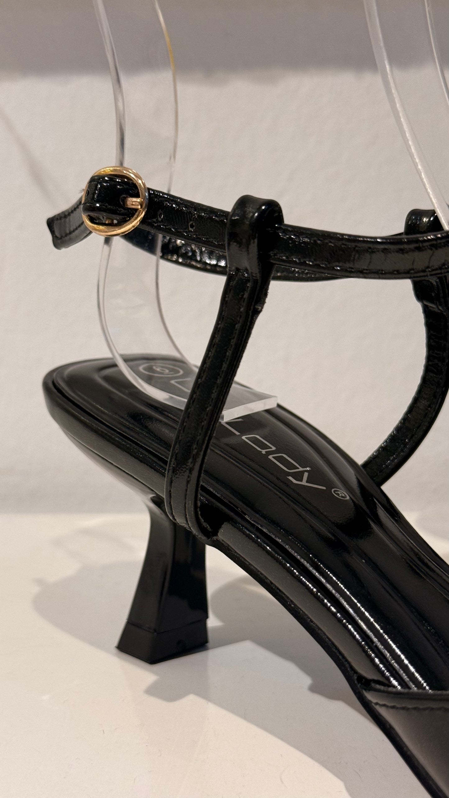 KITTEN PUMP HEELS NEGROS CON CORREA