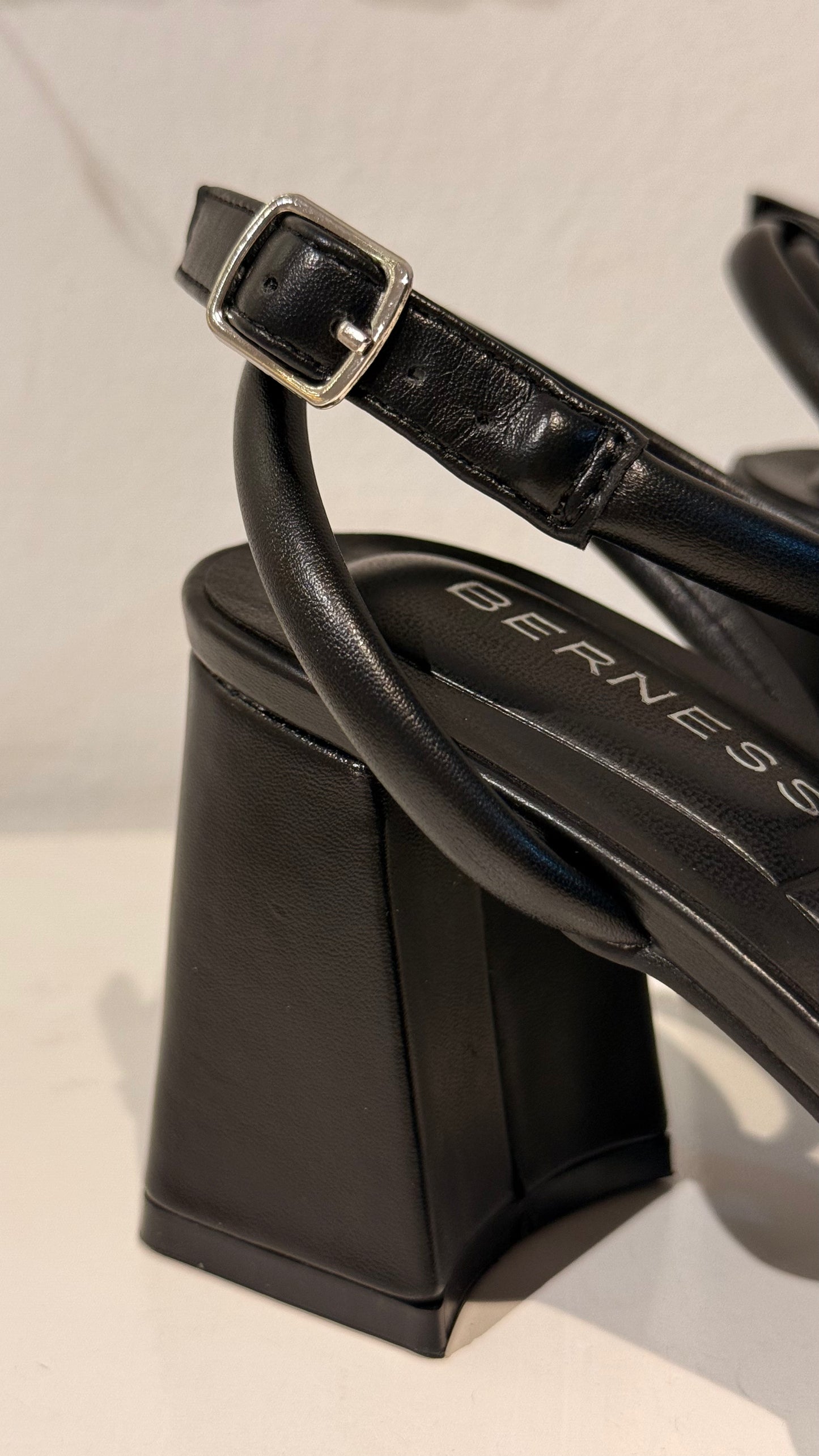 BLOCK HEELS NEGROS PULSERA BERNESS