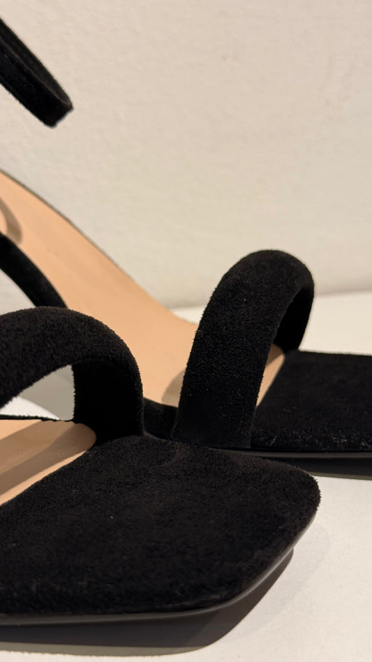 BLOCK HEELS NEGRO YOKI GAMUZA