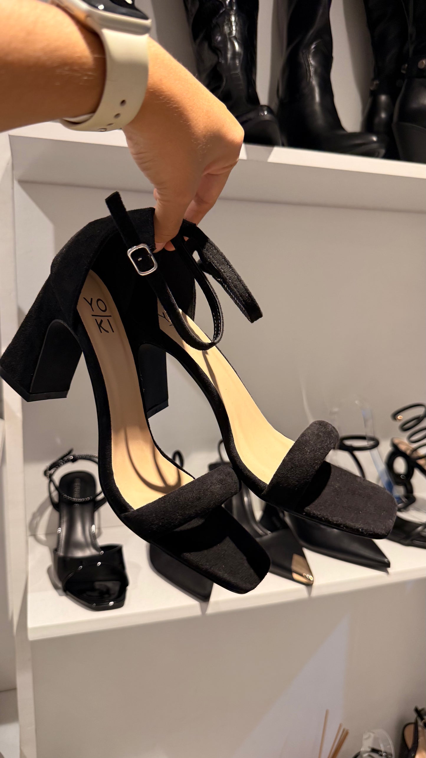 BLOCK HEELS NEGRO YOKI GAMUZA