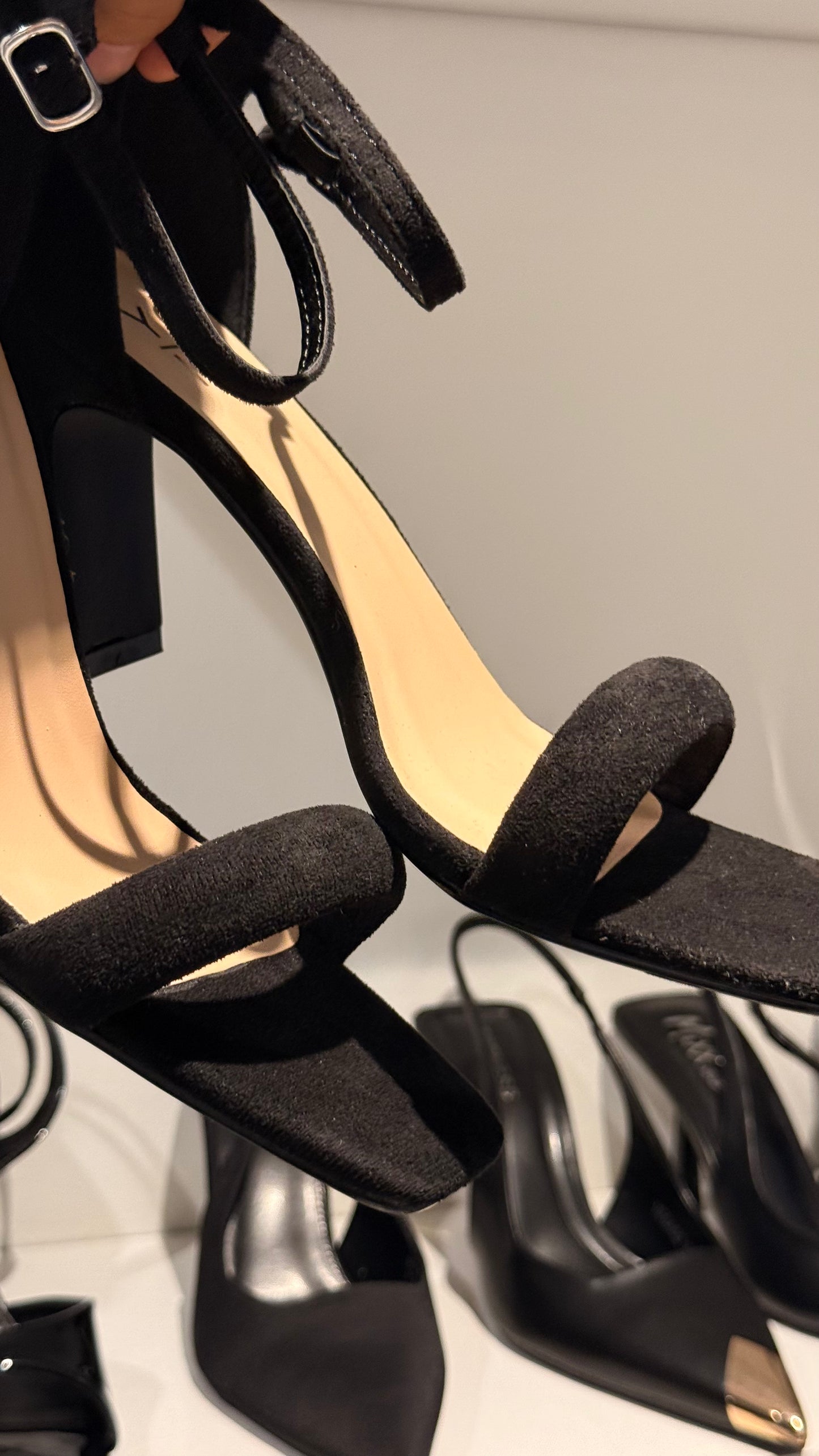BLOCK HEELS NEGRO YOKI GAMUZA