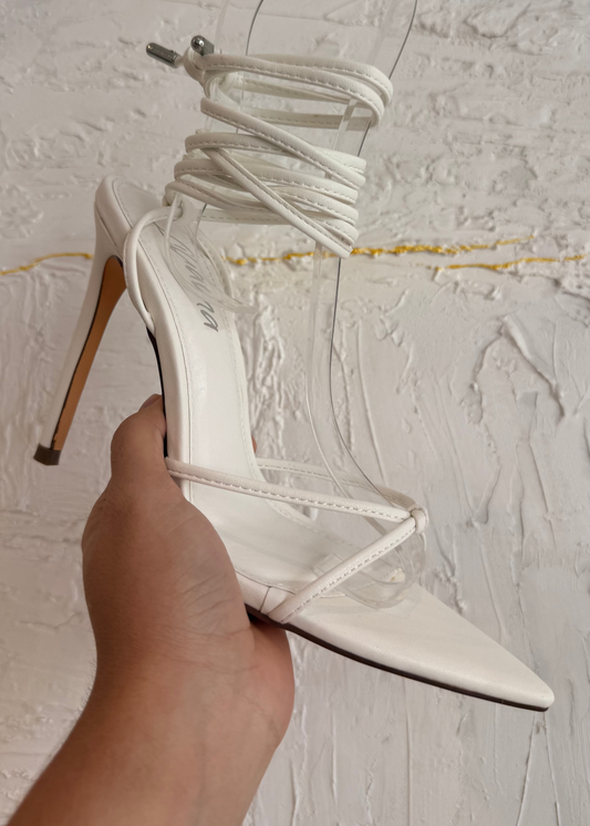 HEELS BLANCOS PUNTA PICO DE STRAPS
