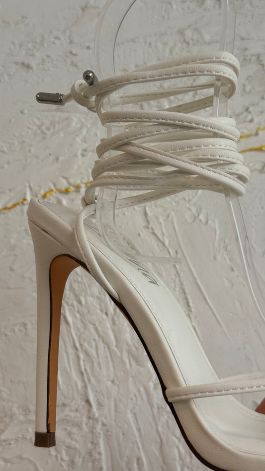 HEELS BLANCOS PUNTA PICO DE STRAPS