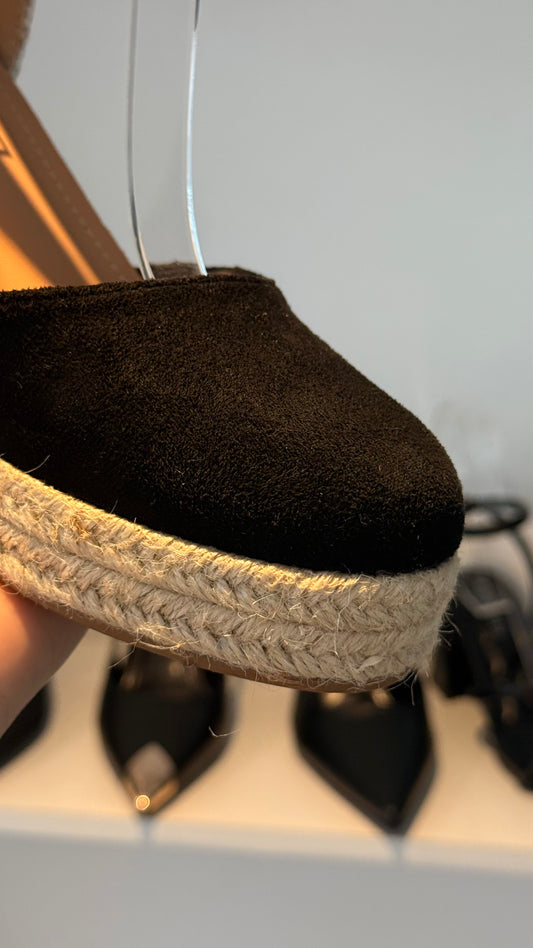 ALPARGATA NEGRA DE GAMUZA CON LISTONES