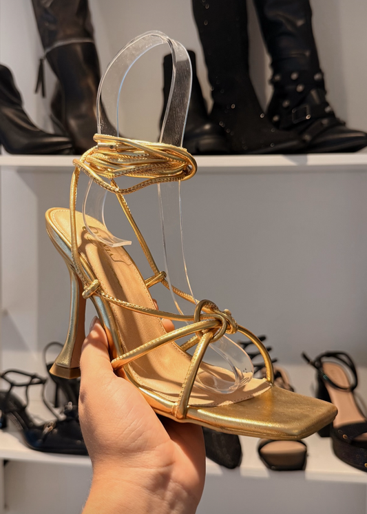 HEELS DORADOS TACÓN COPA CON STRAPS
