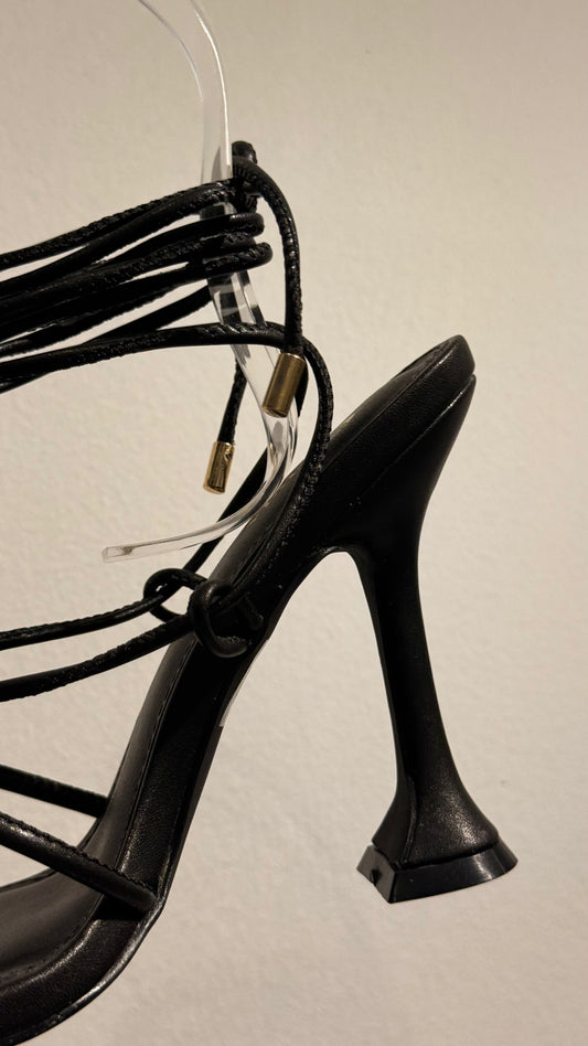 HEELS NEGROS TACÓN COPA CON STRAPS