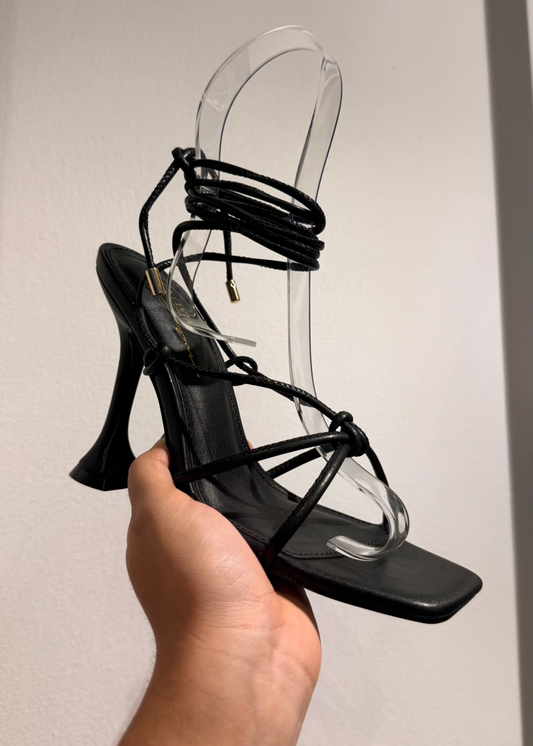 HEELS NEGROS TACÓN COPA CON STRAPS