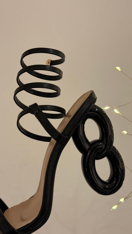 HEELS NEGROS TACÓN CADENA ESPIRAL SUELA CROCO
