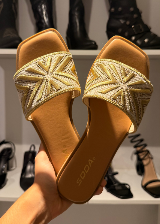 SANDALIAS TEJIDAS NUDE CON DETALLES DORADOS