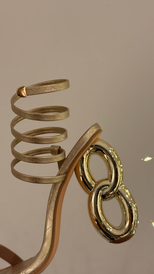 HEELS DORADOS TACÓN CADENA ESPIRAL SUELA CROCO