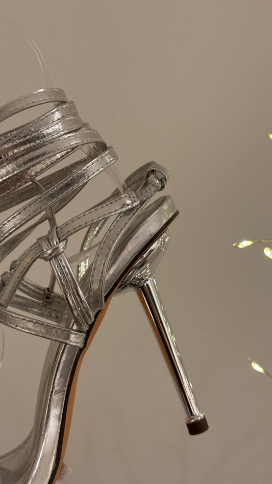 HEELS PLATA PUNTA PICO CON STRAPS