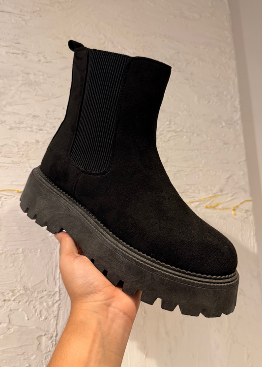BOTINES PLANOS CON PLATAFORMA DE GAMUZA NEGRO