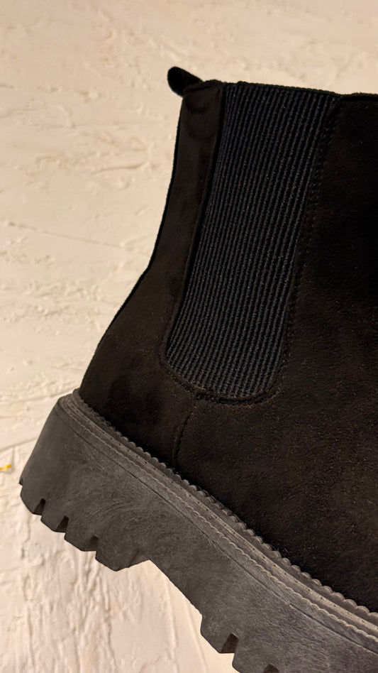 BOTINES PLANOS CON PLATAFORMA DE GAMUZA NEGRO