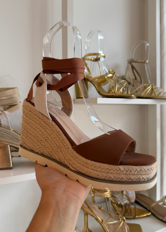 ALPARGATA DE PLATAFORMA CAMEL CON LISTONES