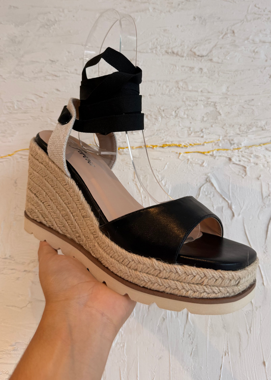 ALPARGATA DE PLATAFORMA NEGRA CON LISTONES