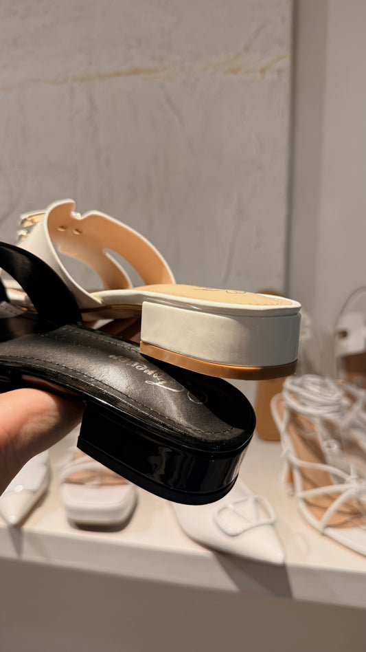 SANDALIAS DE CHAROL NEGRO CON TACONCITO