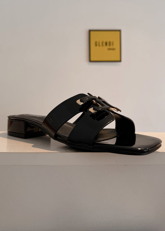 SANDALIAS DE CHAROL NEGRO CON TACONCITO