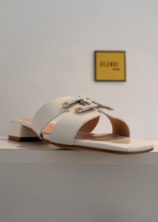 SANDALIAS DE CHAROL BLANCAS CON TACONCITO