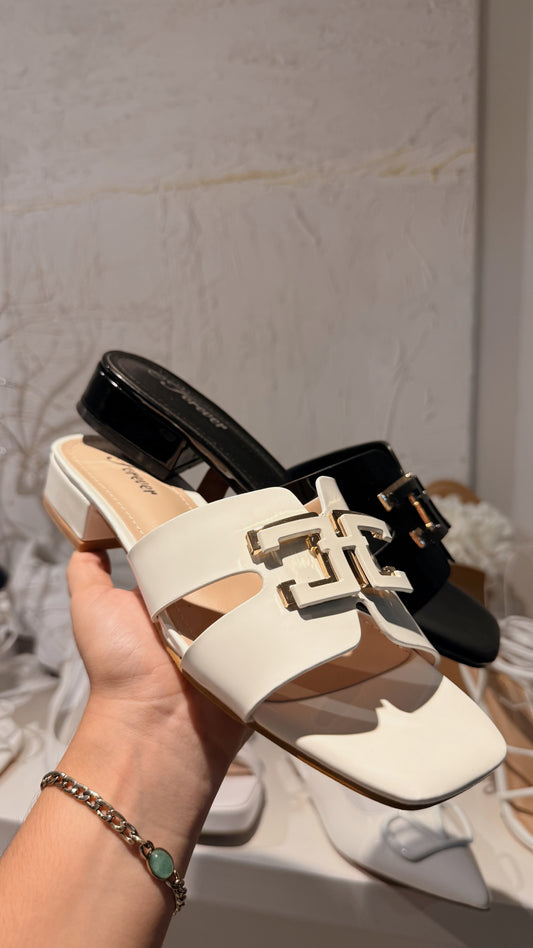 SANDALIAS DE CHAROL BLANCAS CON TACONCITO