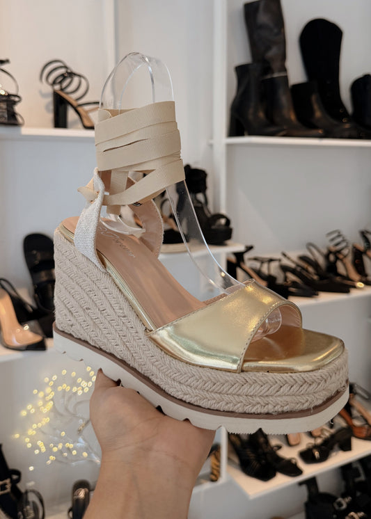 ALPARGATA DE PLATAFORMA DORADA CON LISTONES