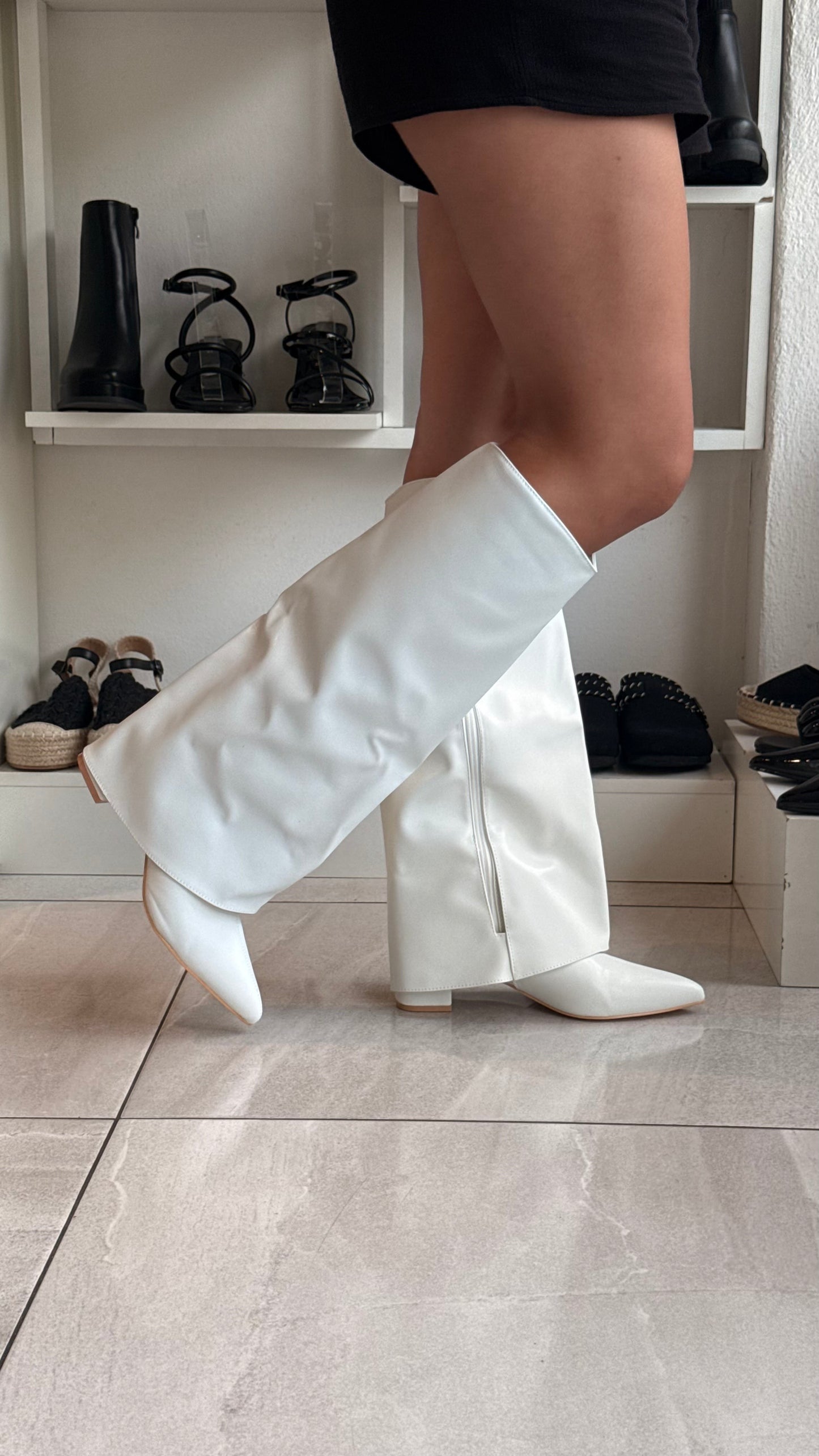 BOTAS CON FORRO NEGRO TACÓN GRUESO