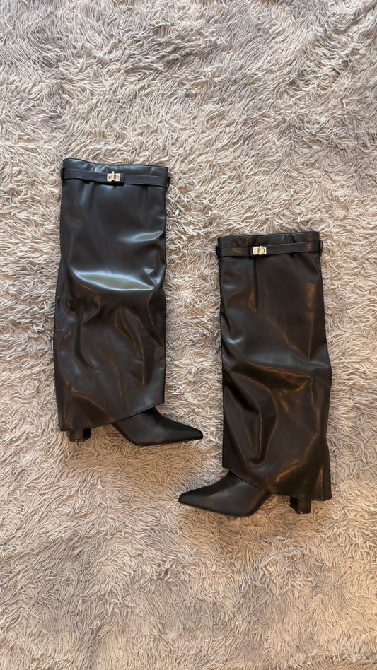 BOTAS FORRO CON BROCHE