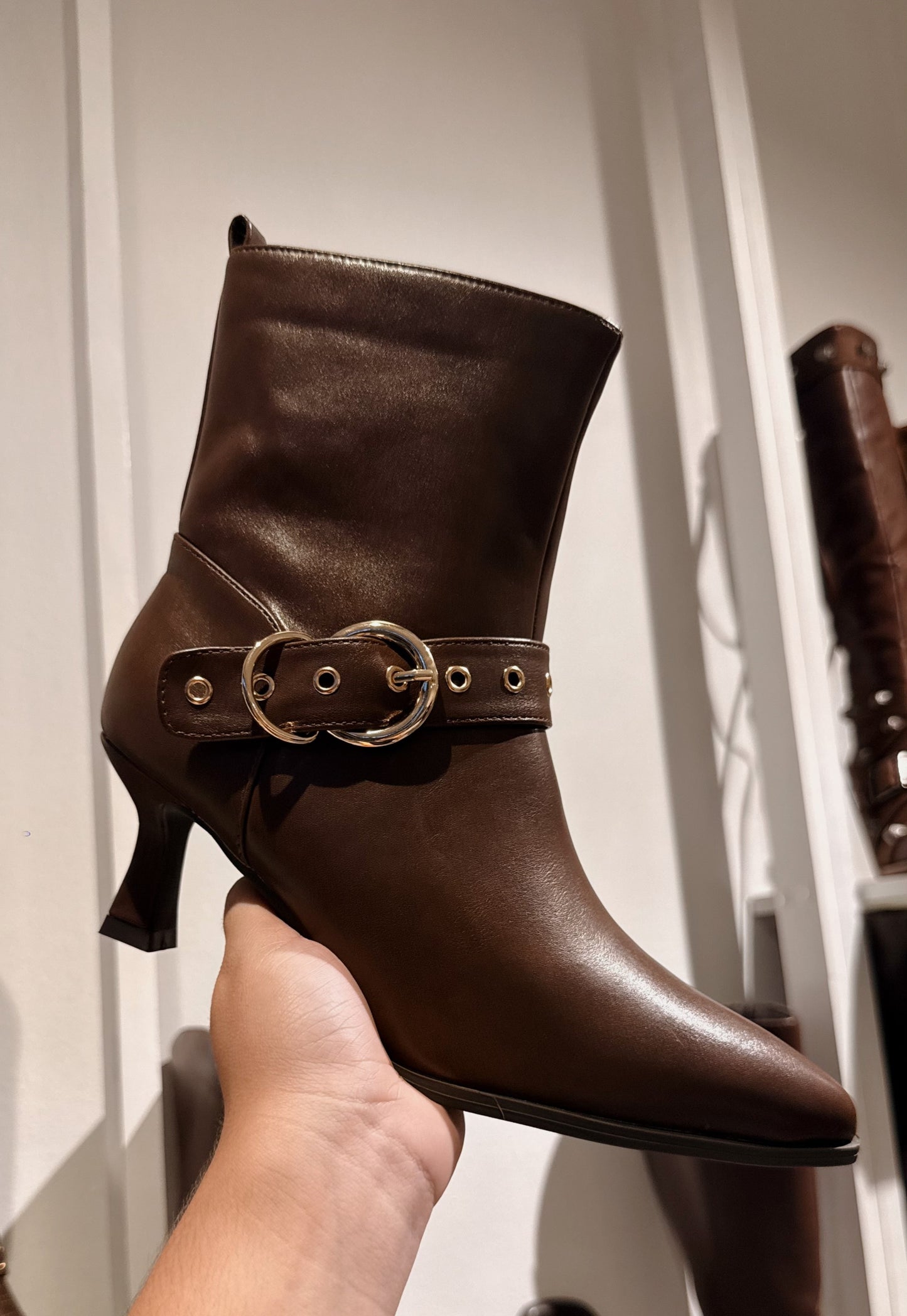 BOTINES HEBILLA DORADA