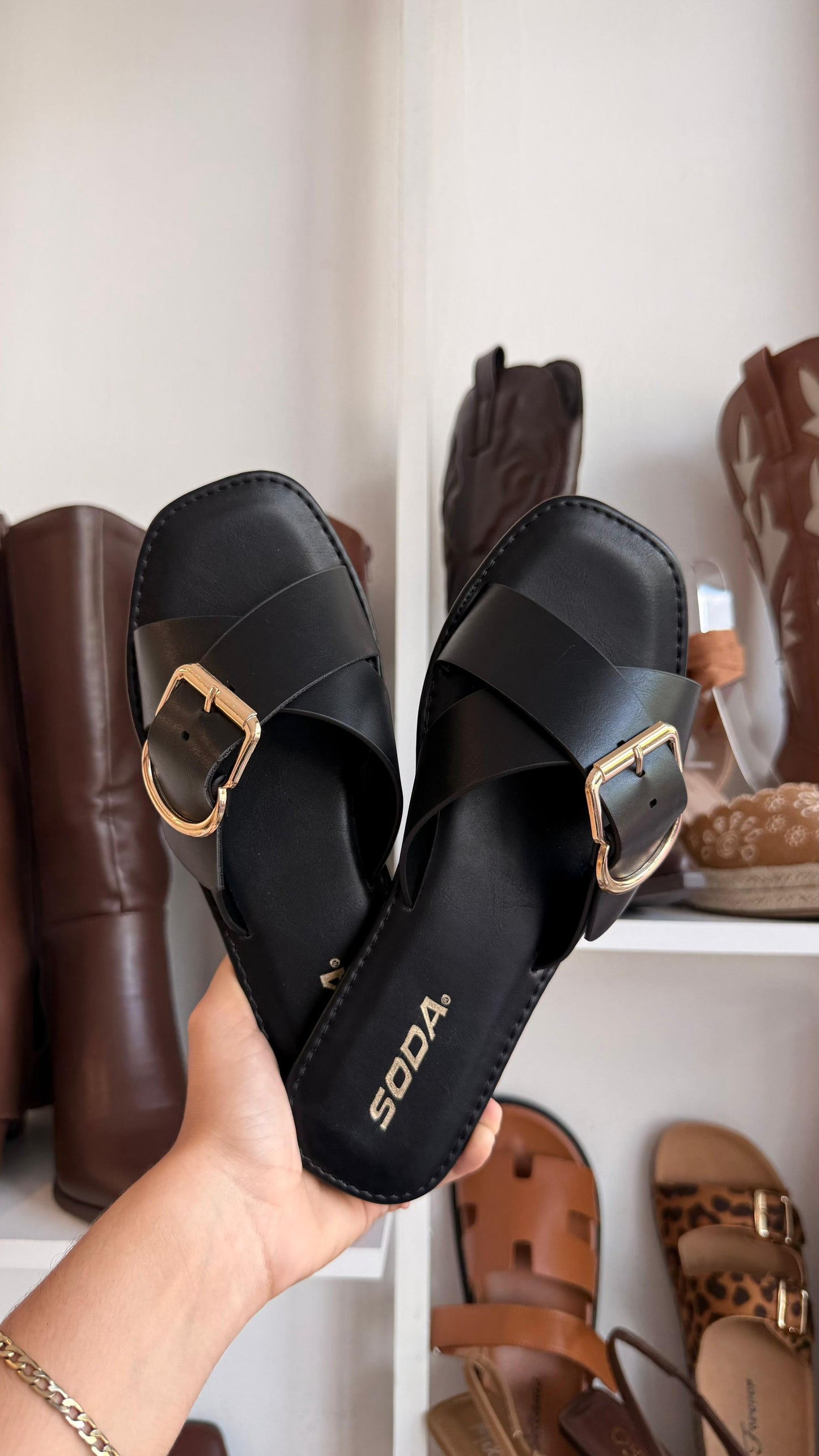 SANDALIAS SODA BROCHE NEGRO
