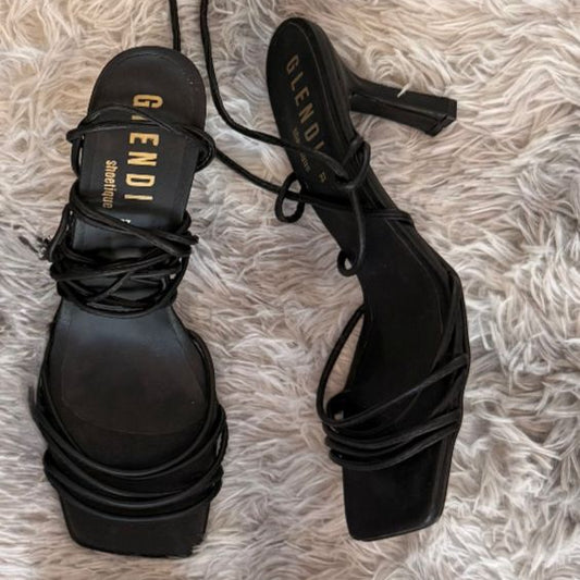 HEELS NEGROS DE STRAPS GLENDI