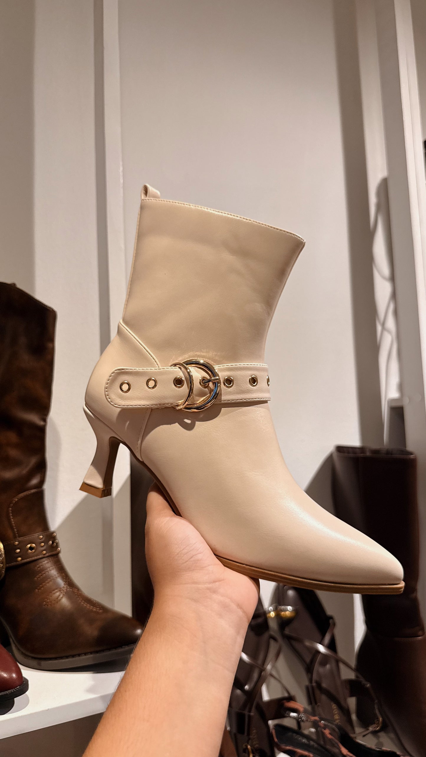 BOTINES HEBILLA DORADA