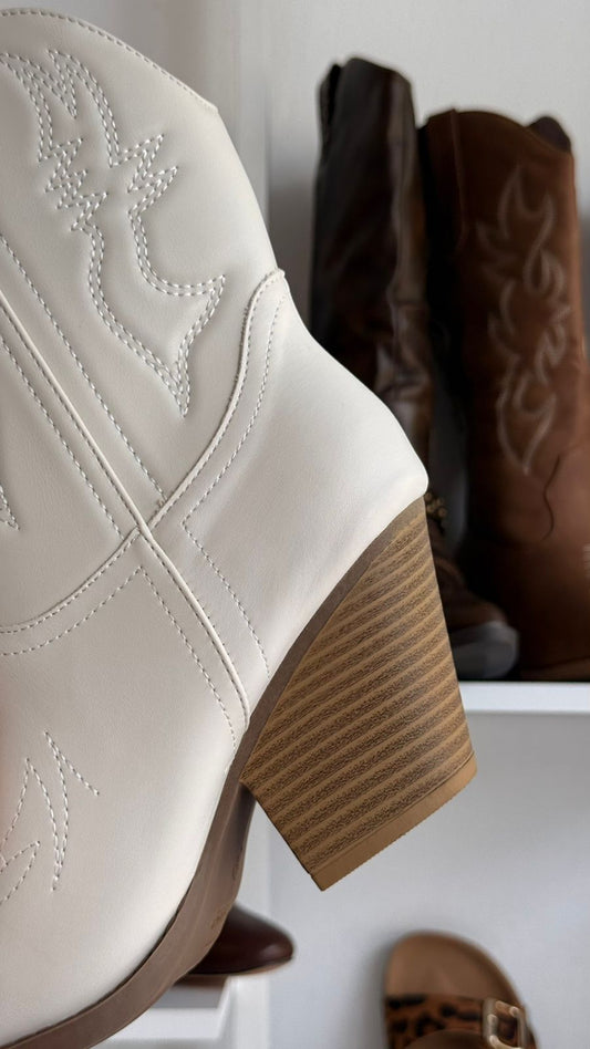 BOTINES COWBOY BORDADO FOREVER LATTE