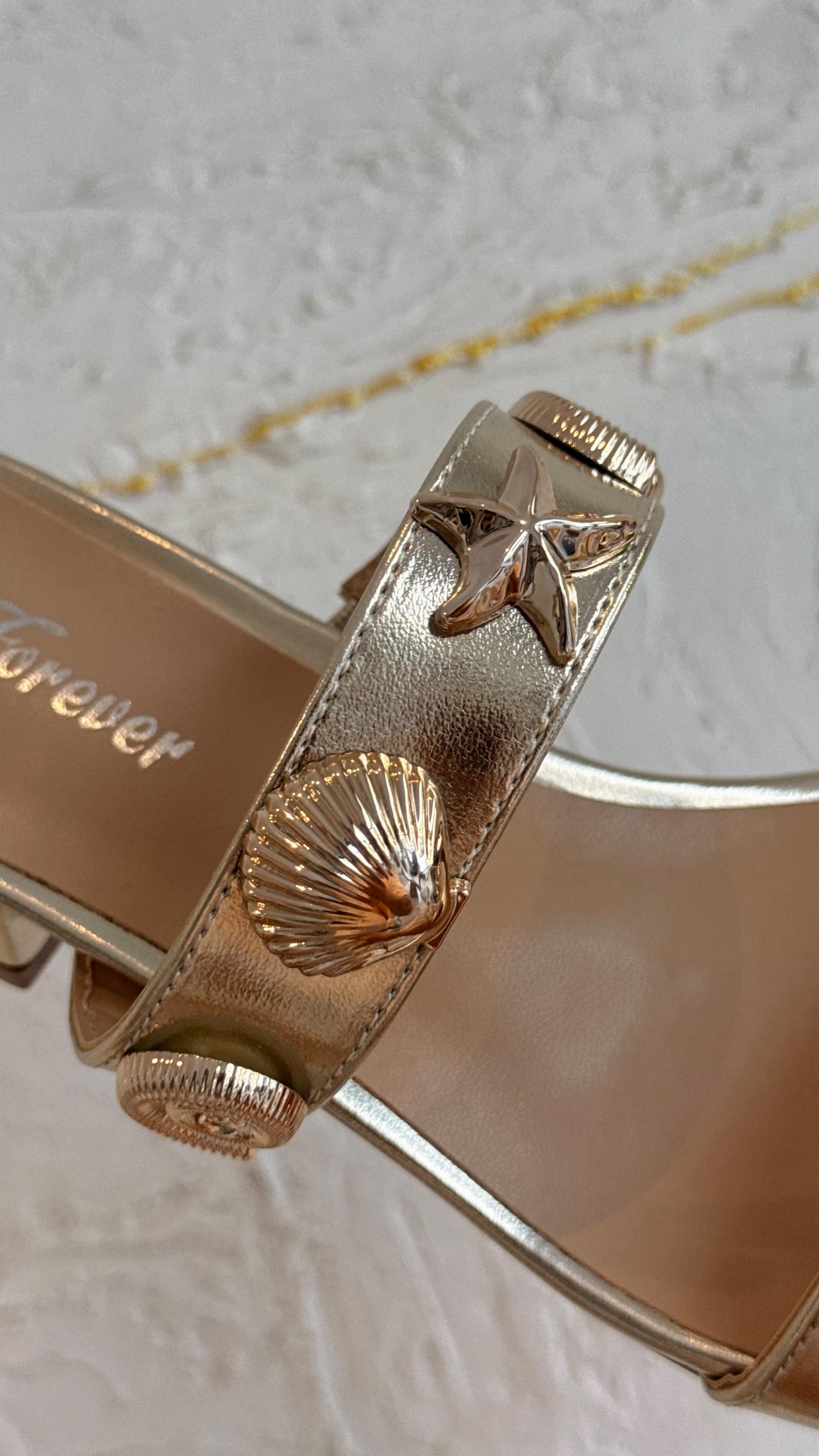 BEACH SANDALS DORADAS